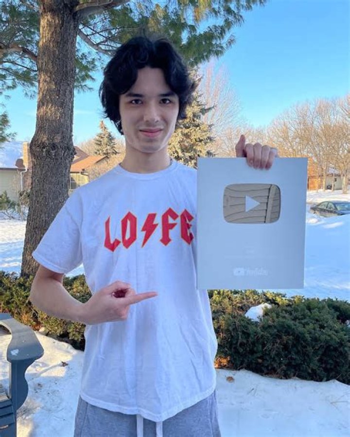 Everything You Need To Know About Lofe YouTuber's Stature